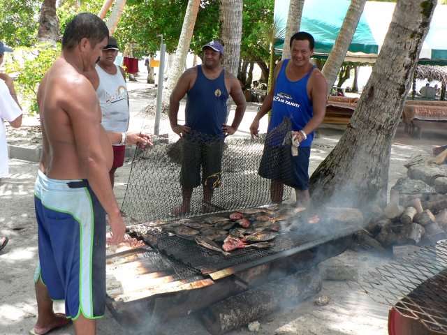 74- Les hommes s'occupent du barbecue 